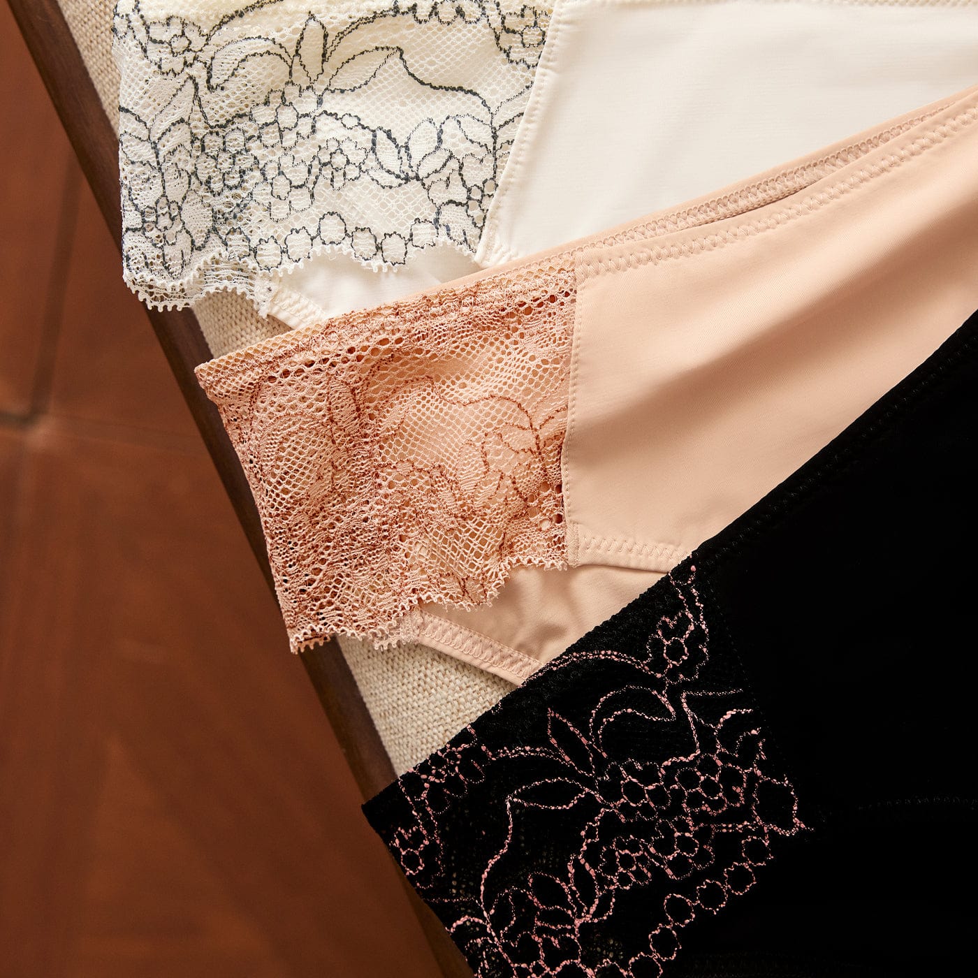 Smooth Lace Thong Ecru Two-Tone